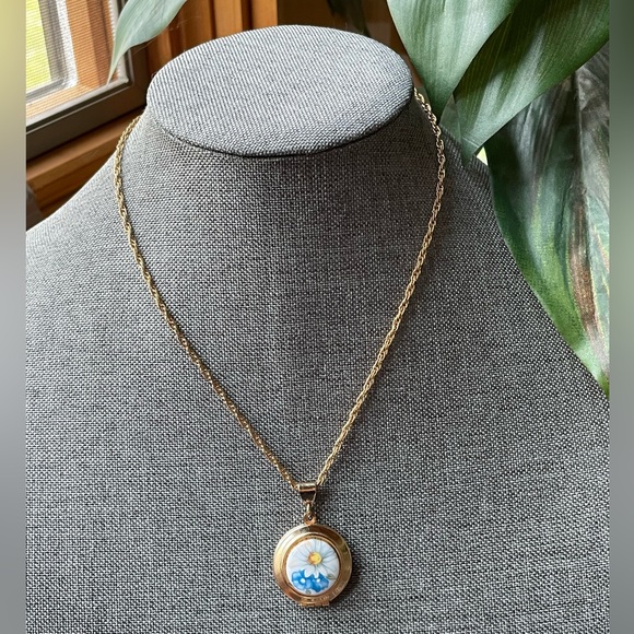 Beautiful Vintage Daisy Locket on chain - Picture 6 of 6